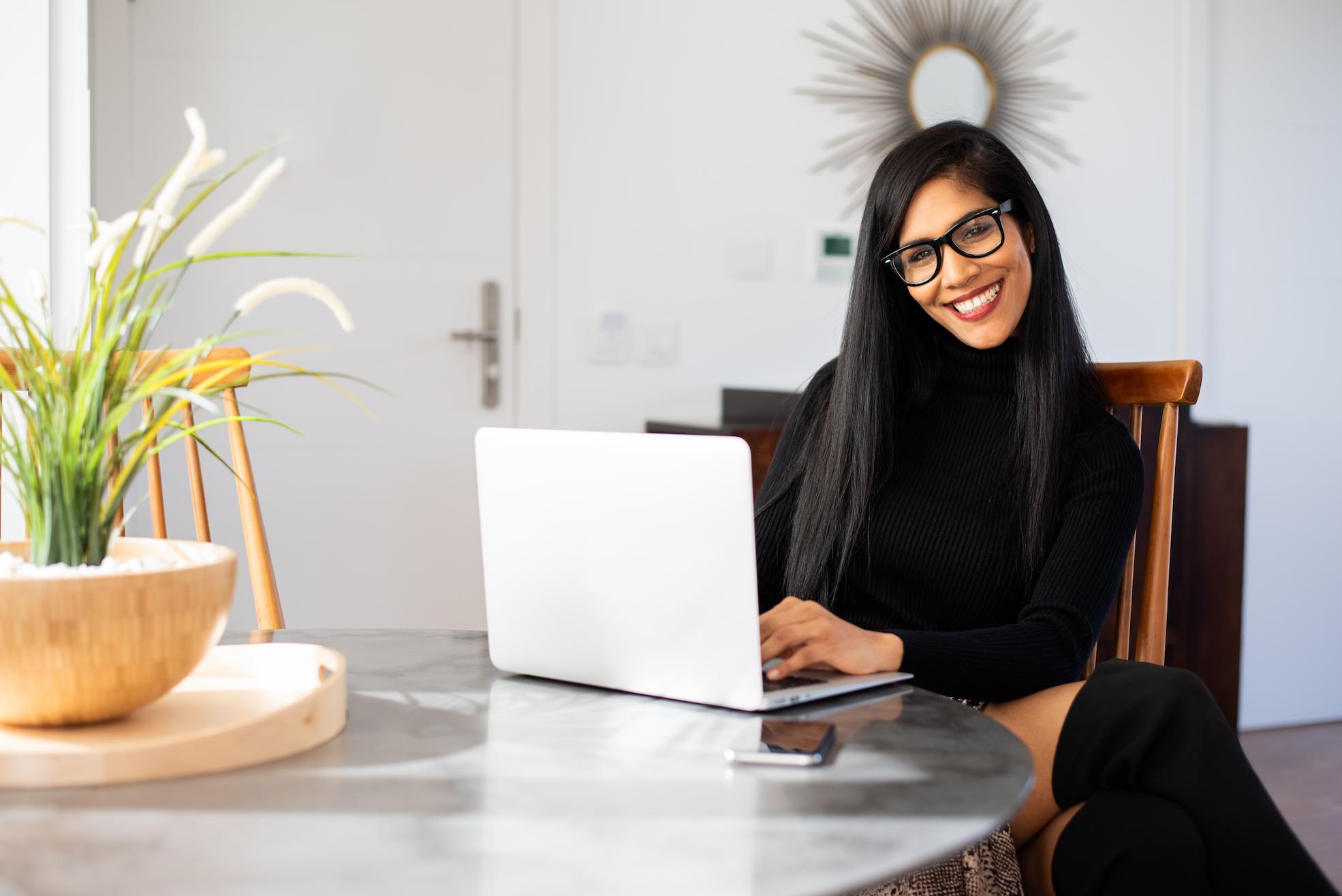 An image of a business woman working in Dubai with a home business licence.