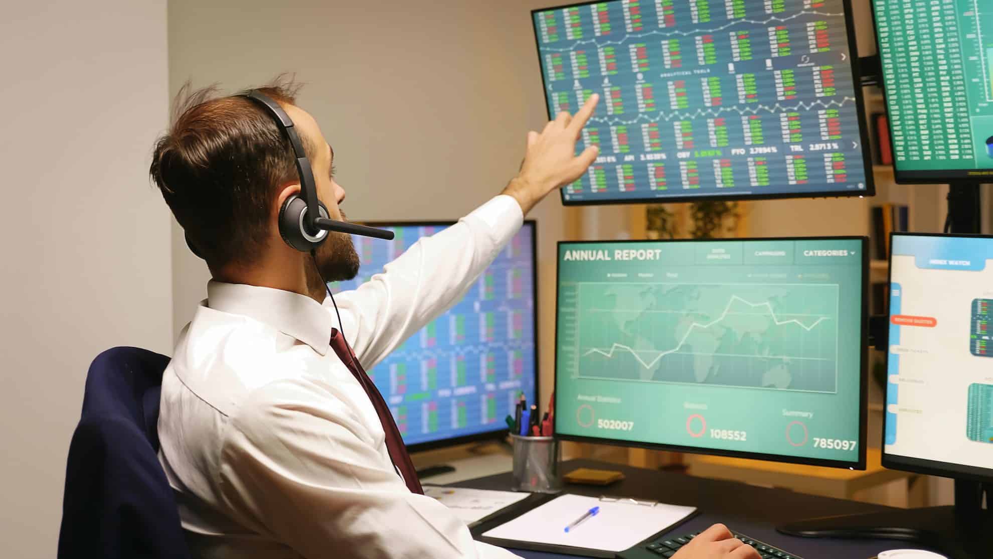 A picture of a man trading stocks to earn money online in the UAE.